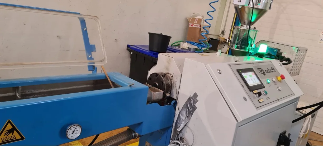 Extrusion machine context for the repaired Nobufil screw