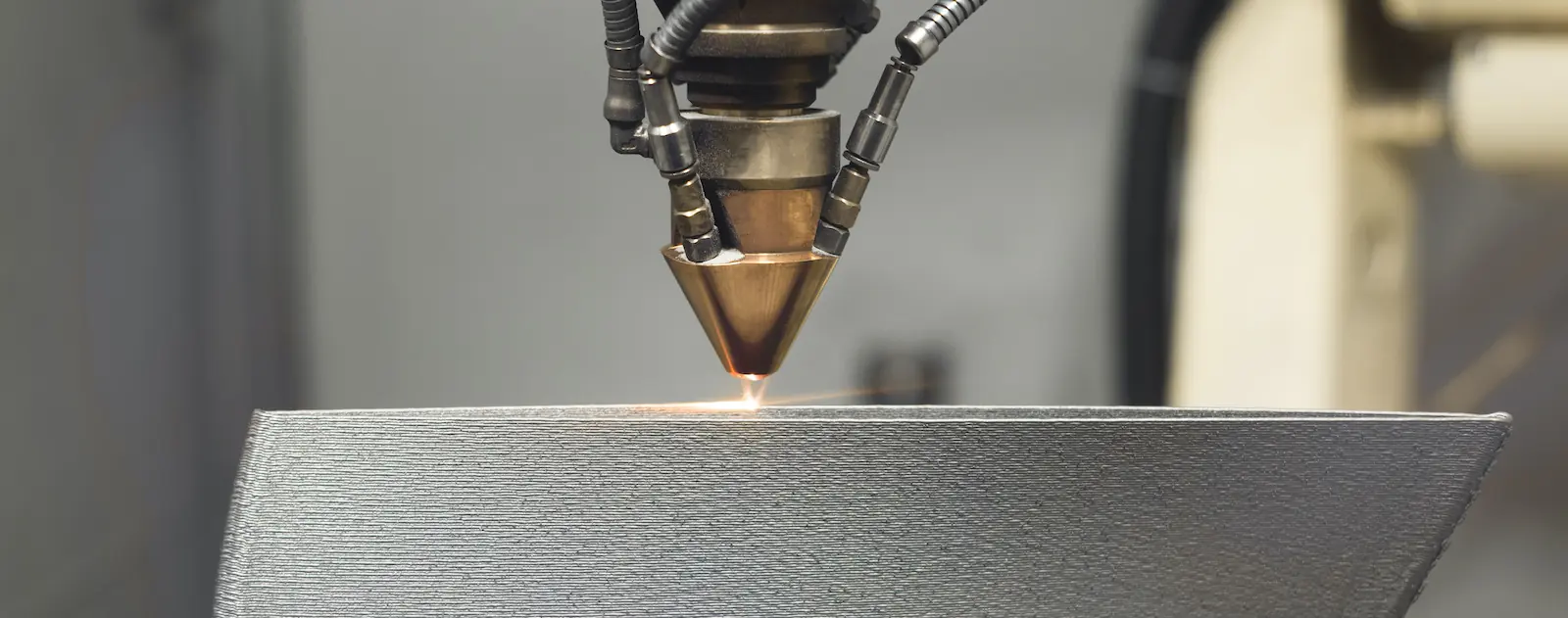 Laser Metal Deposition beim Materialauftrag auf ein Bauteil